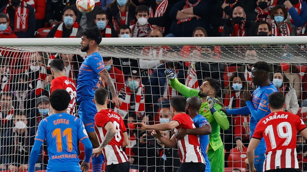 Imagen del partido de Copa entre el Athletic y el Valencia disputado el jueves en San Mamés.