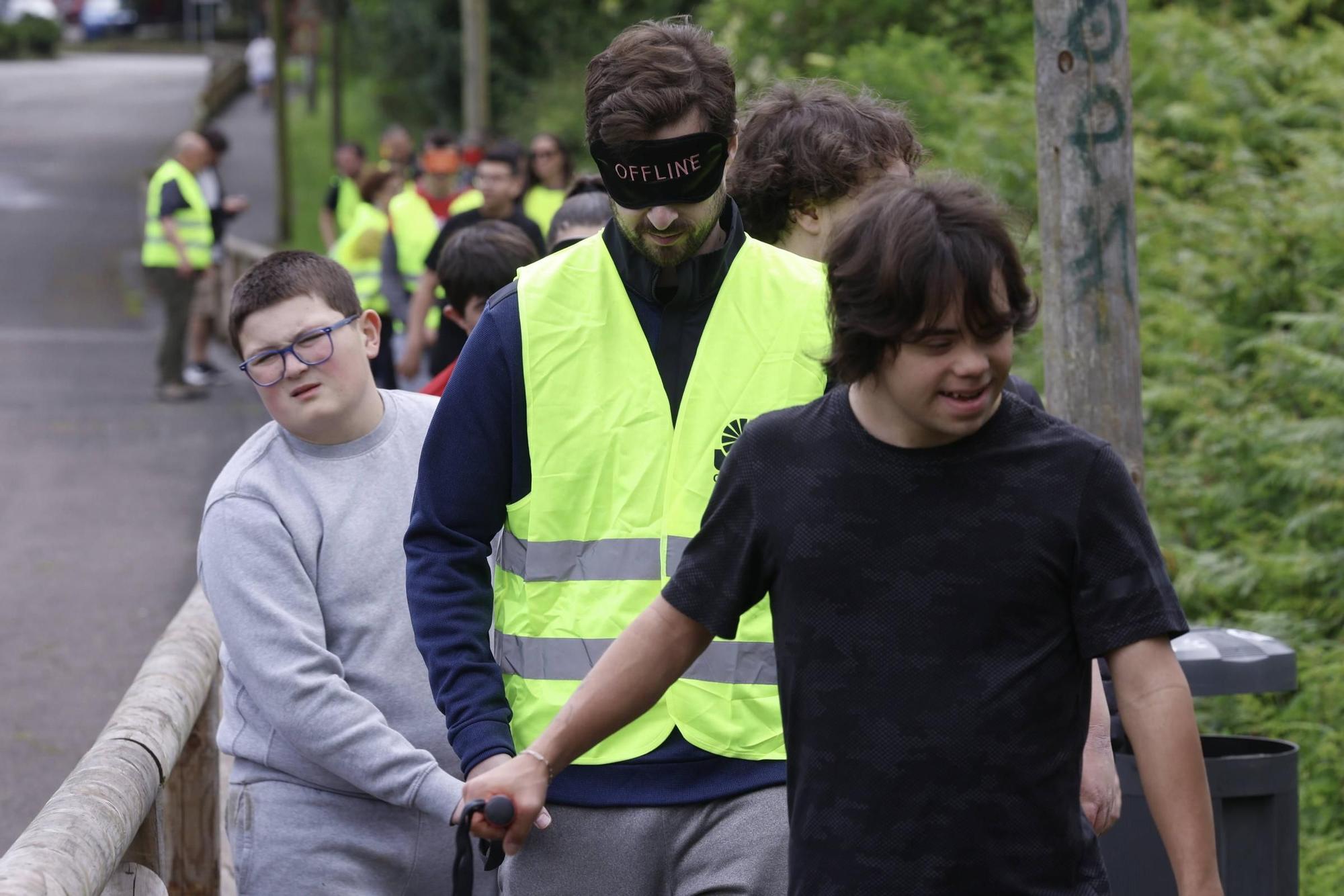 EN IMÁGENES: Así fue la ruta senderista en Corvera del alumnado del colegio San Cristóbal con voluntarios de Arcelor