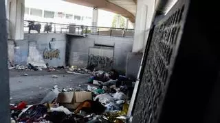 La suciedad se agrava bajo el viaducto de Carlos Marx: "No es digno que viva nadie ahí"