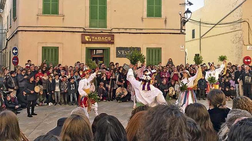 Los Cossiers de Algaida danzan su clásico repertorio en honor al patrón Sant Honorat