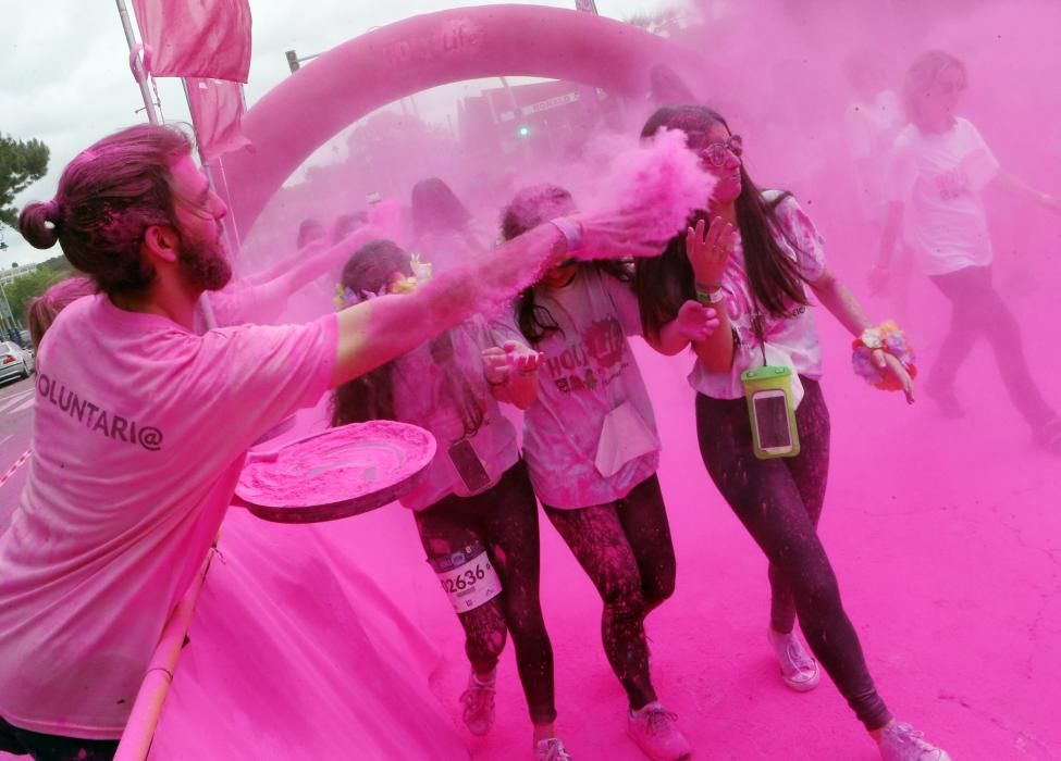 Miles de "corredores" participan en una nueva edición de la Holi Run en Vigo