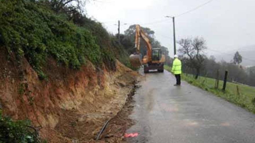 El tramo de la carretera que está siendo reparado en Ambás.