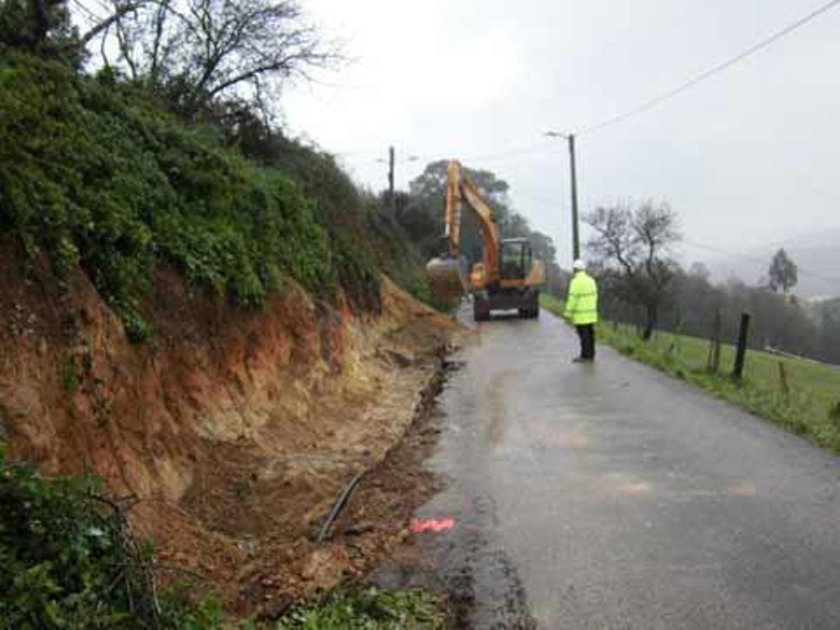 El tramo de la carretera que está siendo reparado en Ambás.