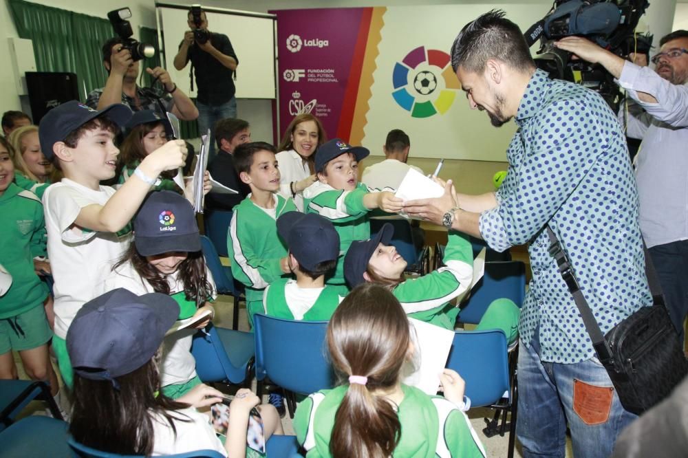 Nolito y Sergio, con los niños de Los Sauces