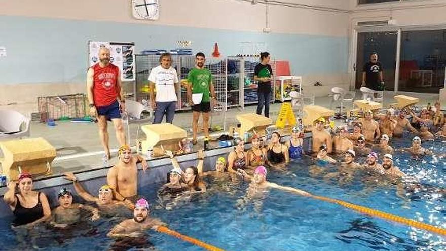 Participantes en el &quot;100x50&quot; solidario, en la piscina universitaria.