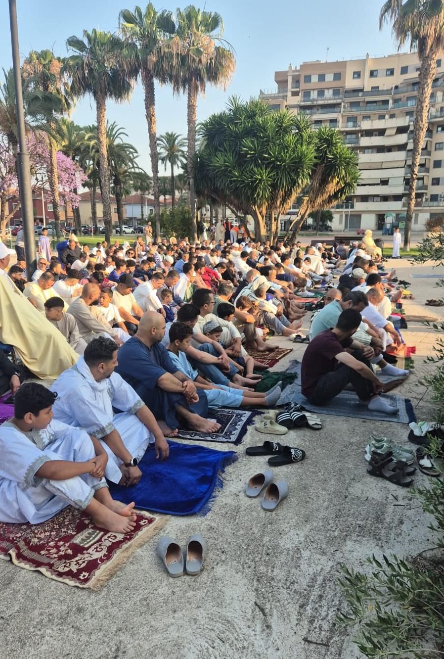 Asistentes al rezo realizado en la plaza de Cartonajes.