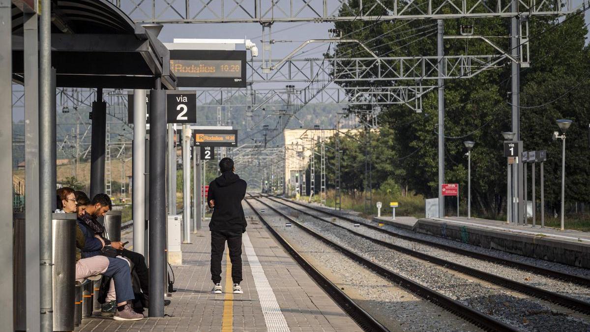 Passatgers esperant un tren de Renfe a l'estació de Sant Vicenç en una imatge d'arxiu
