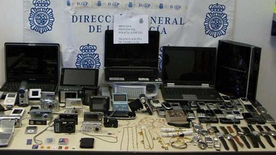 Dos arrestados que iban a Argel con objetos robados