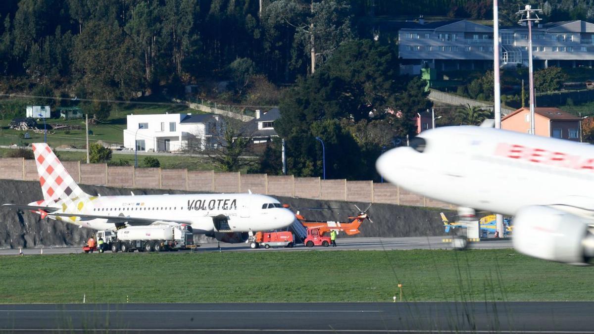El avión de Volotea, apartado en la pista mientras lo inspecciona la Guardia Civil. |   // CARLOS PARDELLAS