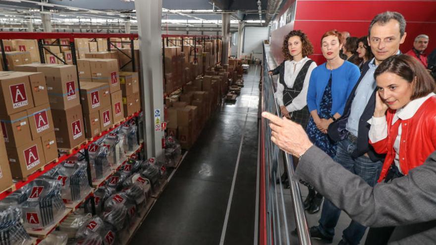 El presidente de Actiu mostrando al ministro las instalaciones de la empresa