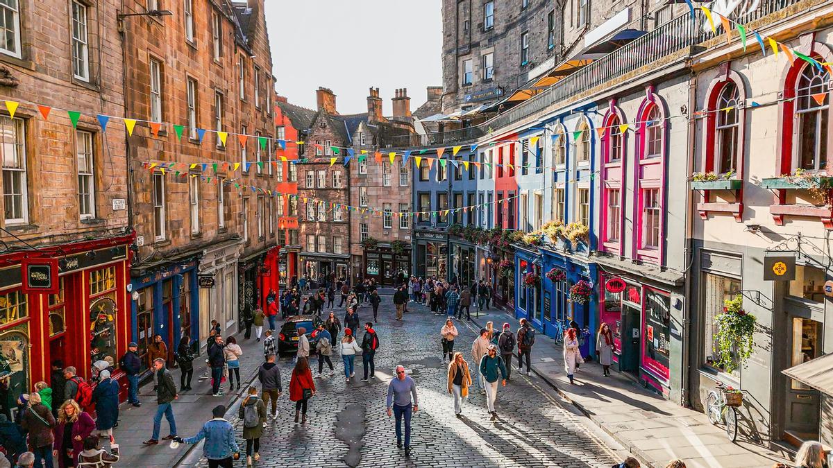 Victoria Street es una de las calles más famosas y fotografiadas del casco antiguo (Old Town) de Edimburgo. Construida entre 1829 y 1834, destaca por su pronunciada curva en forma de 'C' y sus alegres fachadas de colores.