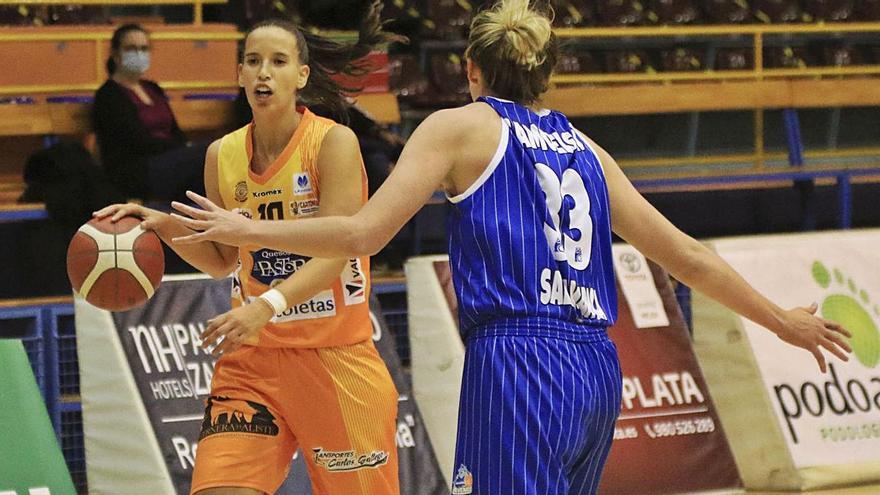 Marta Montoliu, con el balón, en el partido contra Perfumerías Avenida. / LOZ