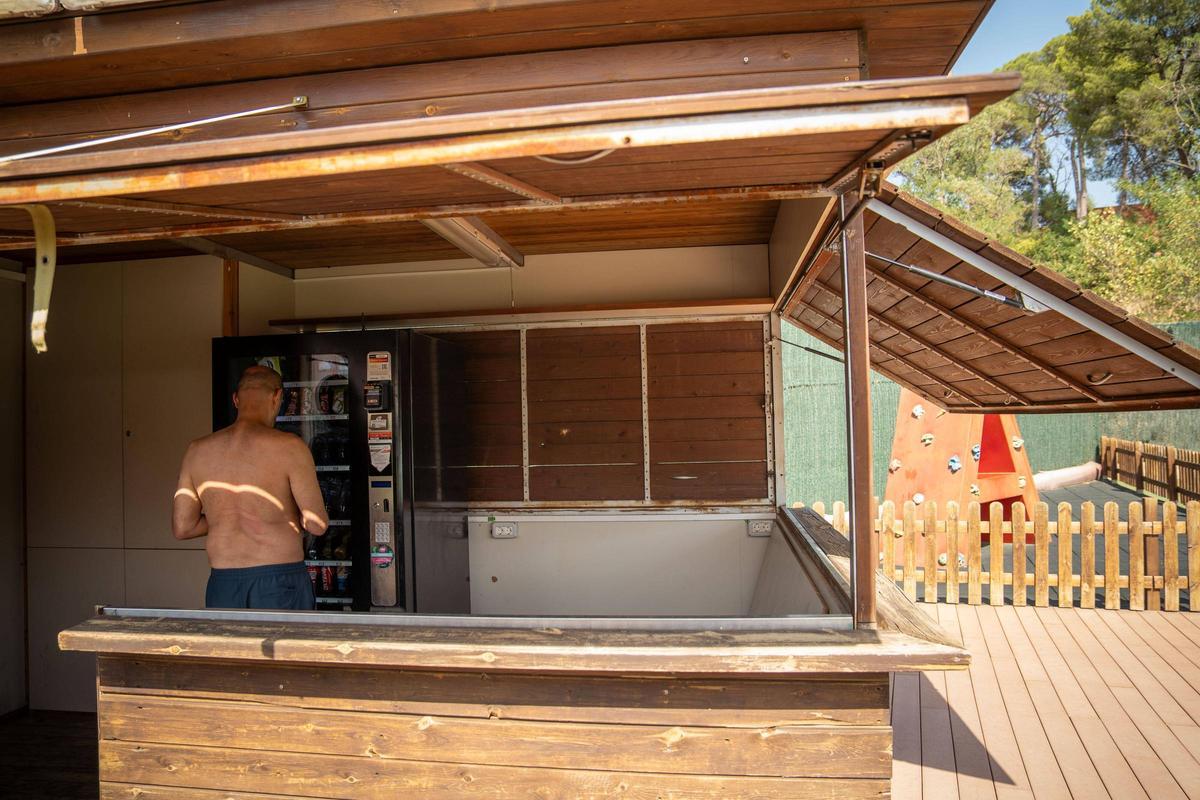 La màquina expenedora de l'interior del quiosc serveix com a bar a les piscines