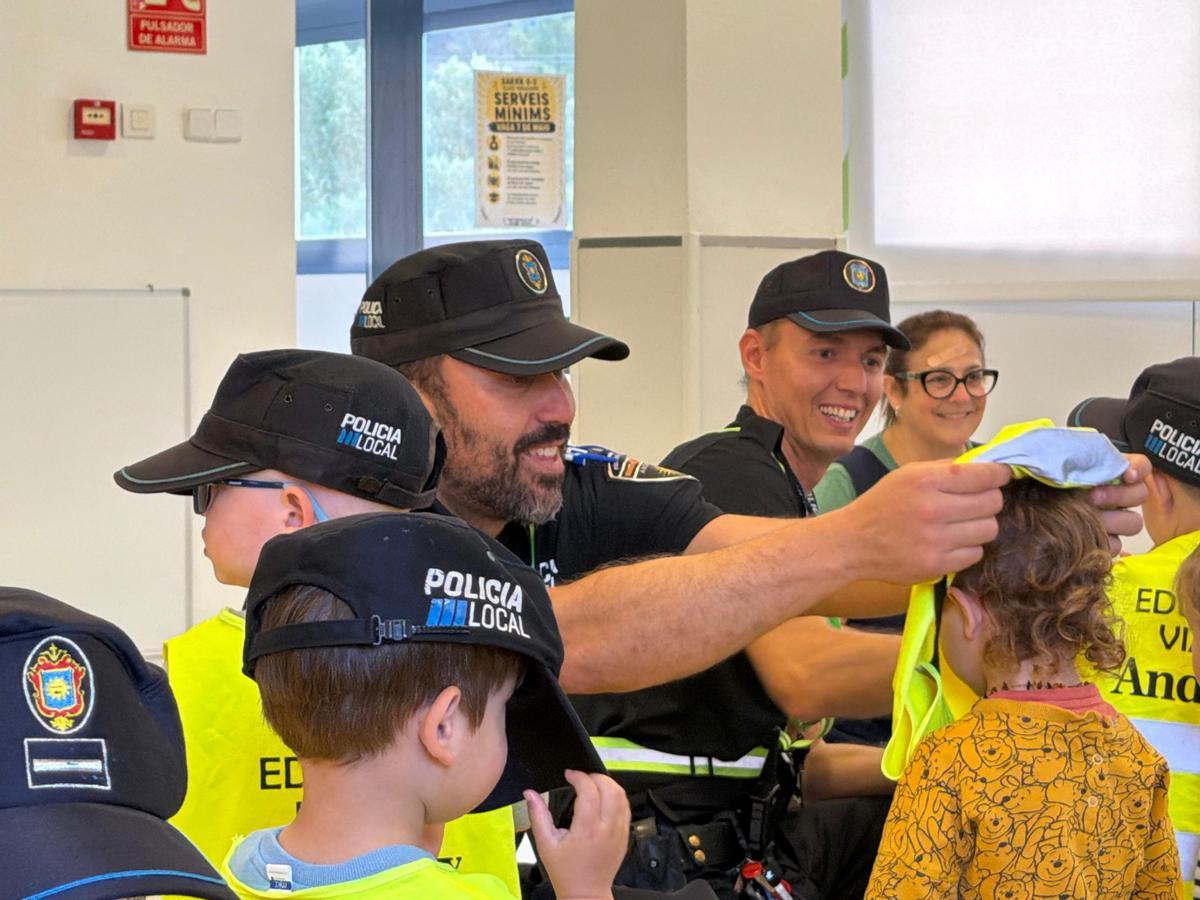 Agentes de la Policía Local de Andratx realizan una jornada de educación vial en la Escoleta Municipal Sol d’Andratx