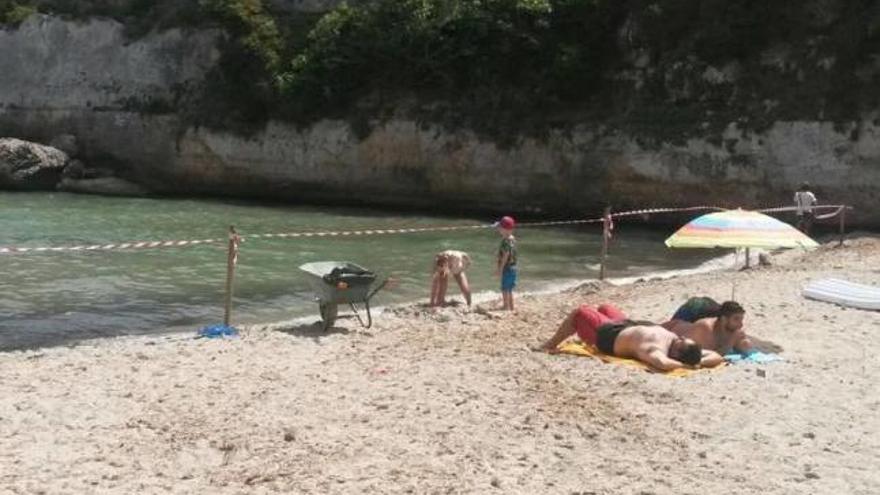 Playa de Cala Antena con la prohibición de bañarse.