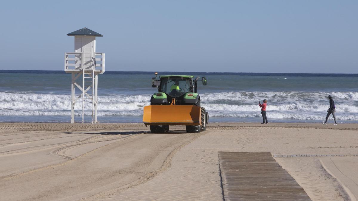 Trabajos de  nivelado en la arena de Gandia playa