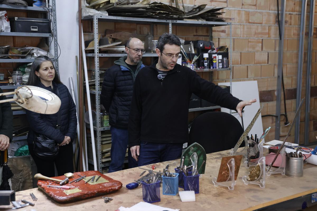 Visita al taller de orfebrería de Emilio León.