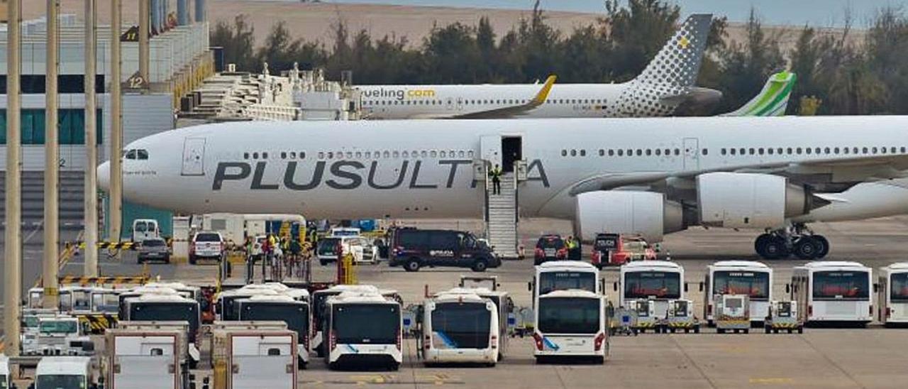 Avión de la aerolínea Plus Ultra en el aeropuerto de Gran Canaria