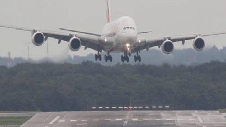 Peligroso aterrizaje de un A380, el mayor avión del mundo, azotado por fuertes vientos