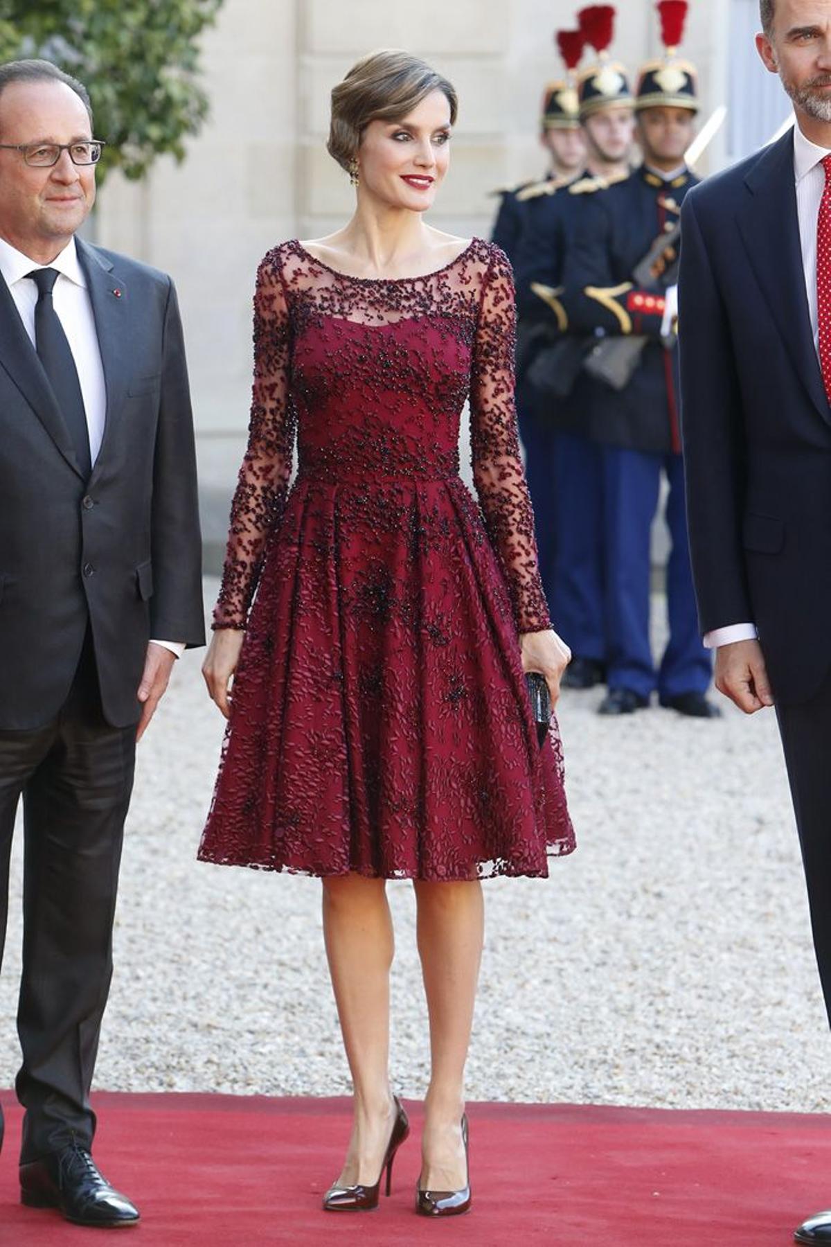 La reina Letizia añade 'clutch' en pedrería a su look en París