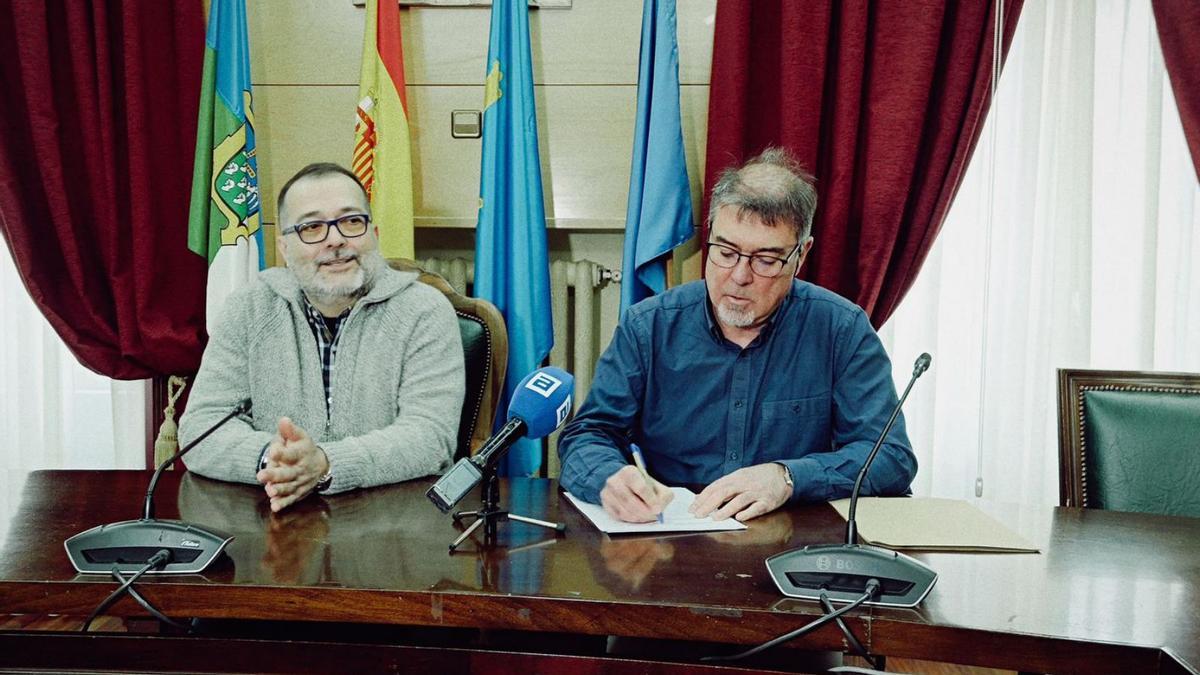 Por la izquierda, Roberto García y José Antonio Cases, este martes, en Langreo. | LNE