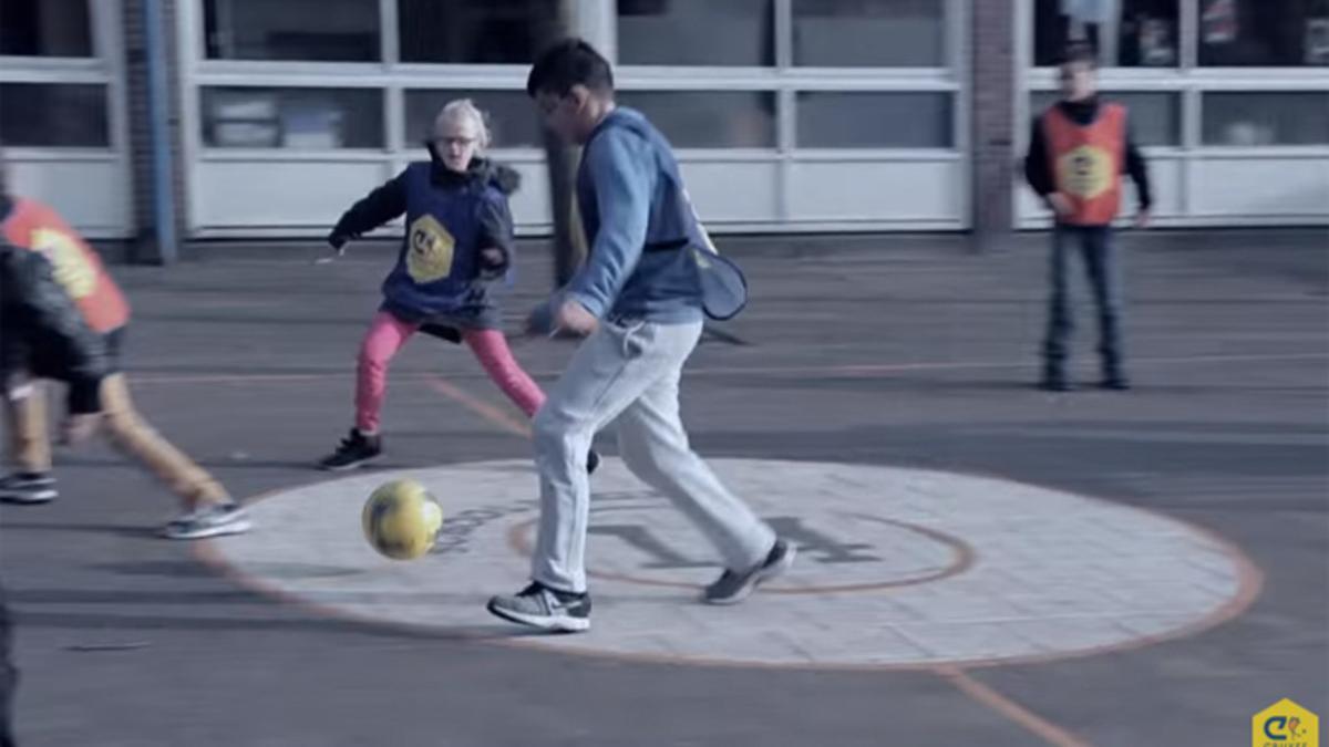Una imagen del video difundido por la Fundación Cruyff el 25 de abril de 2016