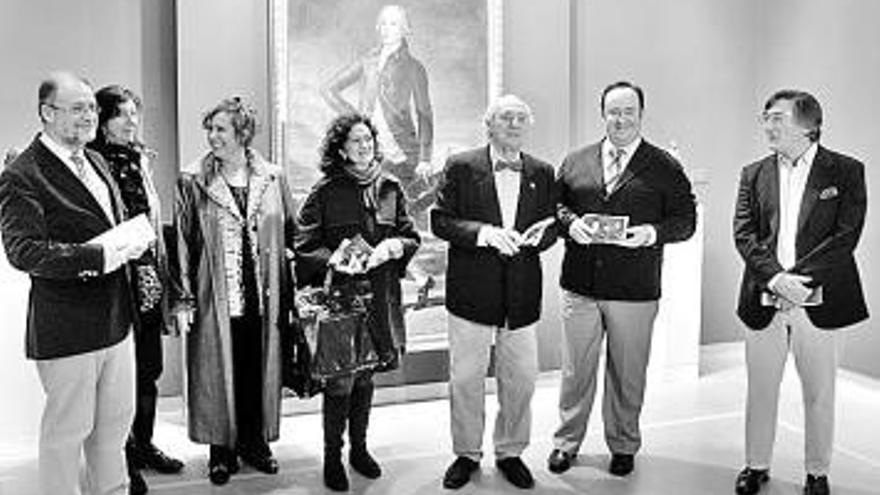 Marcos Vallaure, con miembros del patronato del Museo de Bellas Artes.