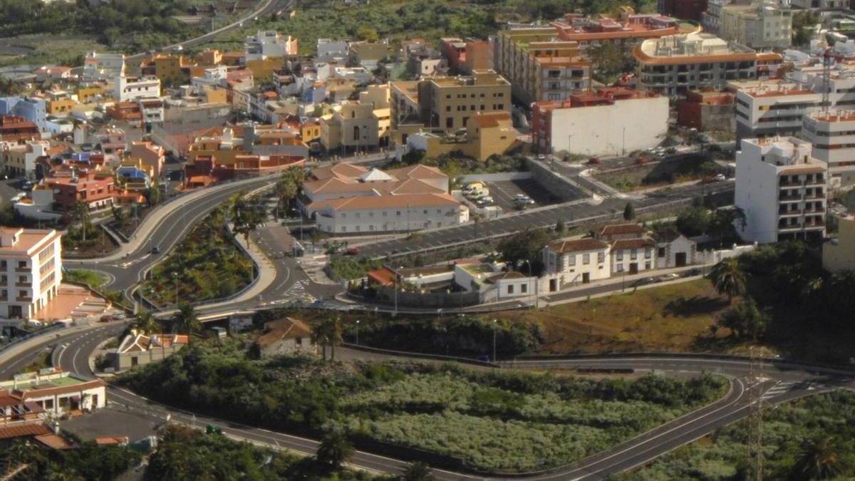 Centro de Salud de Icod en el centro de la imagen