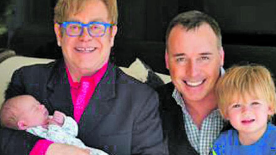 Elton John con su familia.