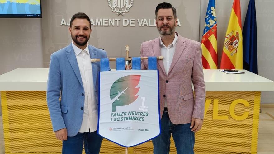 Alejandro Ramón y Carlos Galiana, con el estandarte del premio