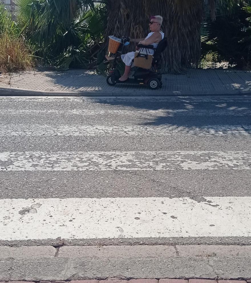 Maribel no puede cruzar con su silla de ruedas al otro lado de la calle.