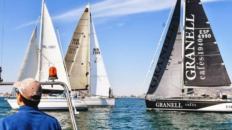 Momento de la regata por las aguas de Cullera.