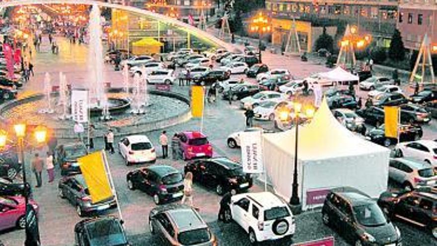 Coches expuestos en la Losa de Renfe en la primera edición.