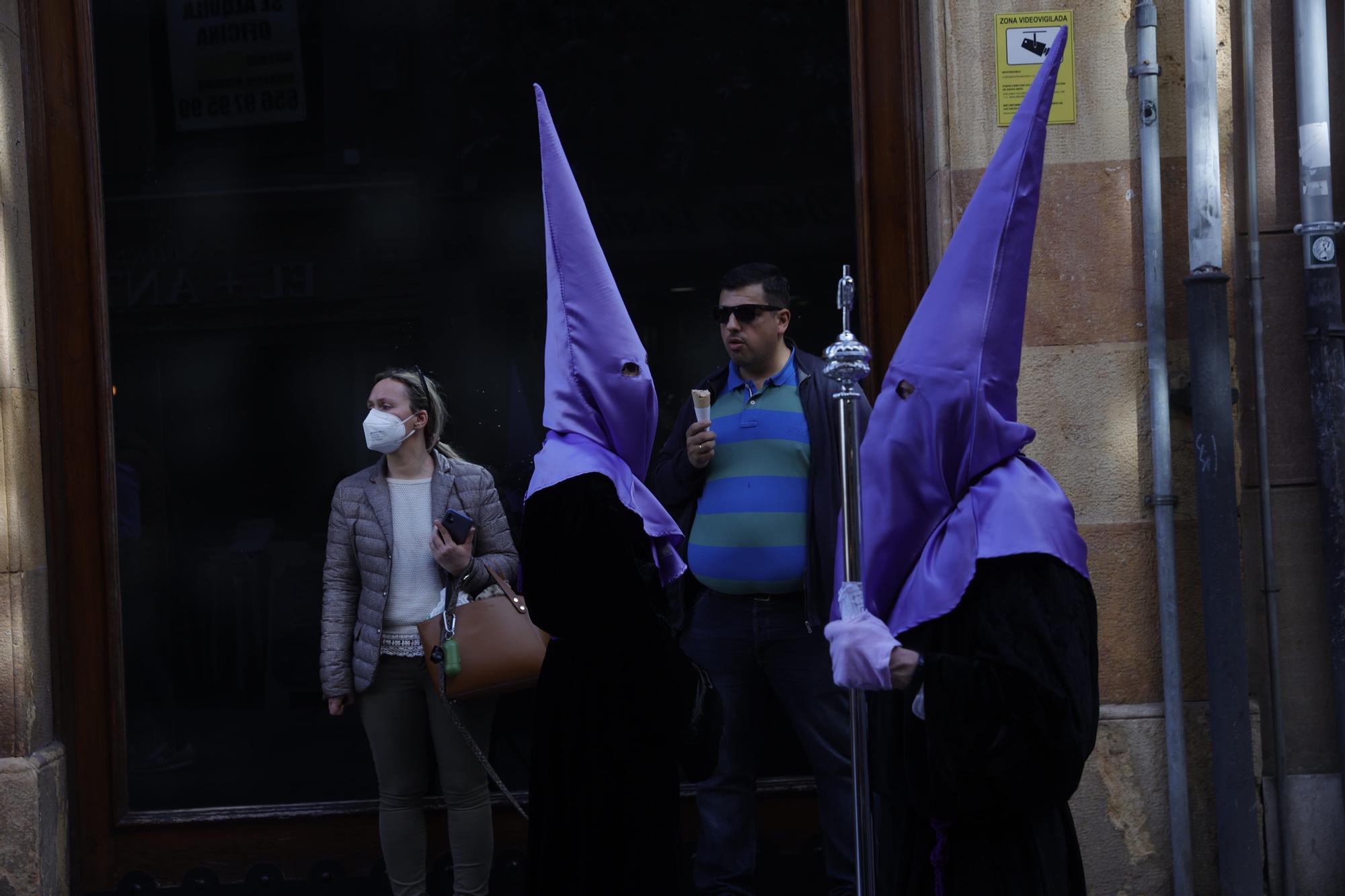 EN IMÁGENES: Así fue la procesión de la Soledad en la Semana Santa de Oviedo