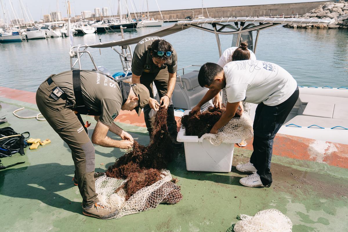Equipo de vigilantes ambientales y de la Fundación Azul Marino con las redes extraídas en Orpesa.