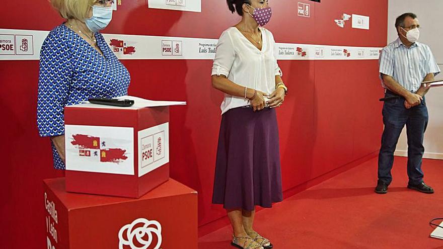 García Rioja, Sánchez y Martín Benito, en la sede del PSOE. |