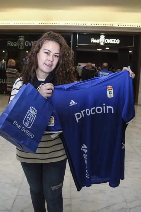 Primer día de venta de la nueva equipación del Real Oviedo