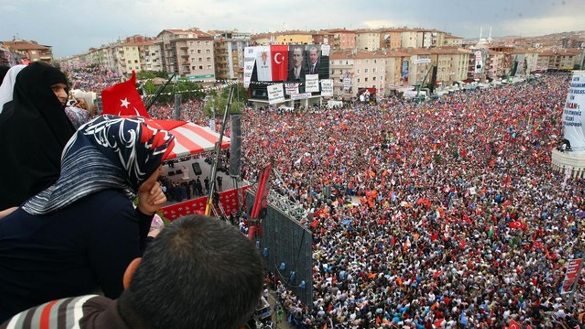 Partidarios del AKP siguen el discurso de Erdogan, en Ankara.