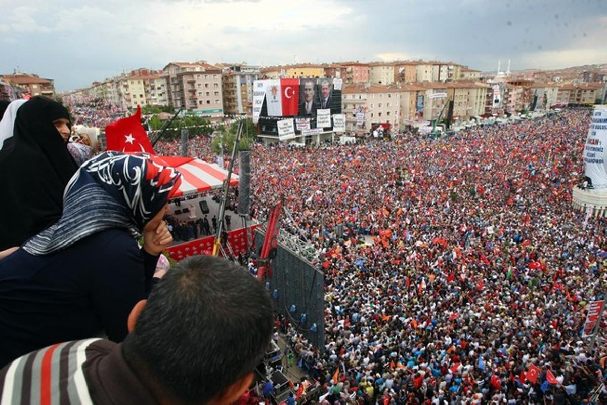 Partidaris de l’AKP segueixen el discurs d’Erdogan, a Ankara.