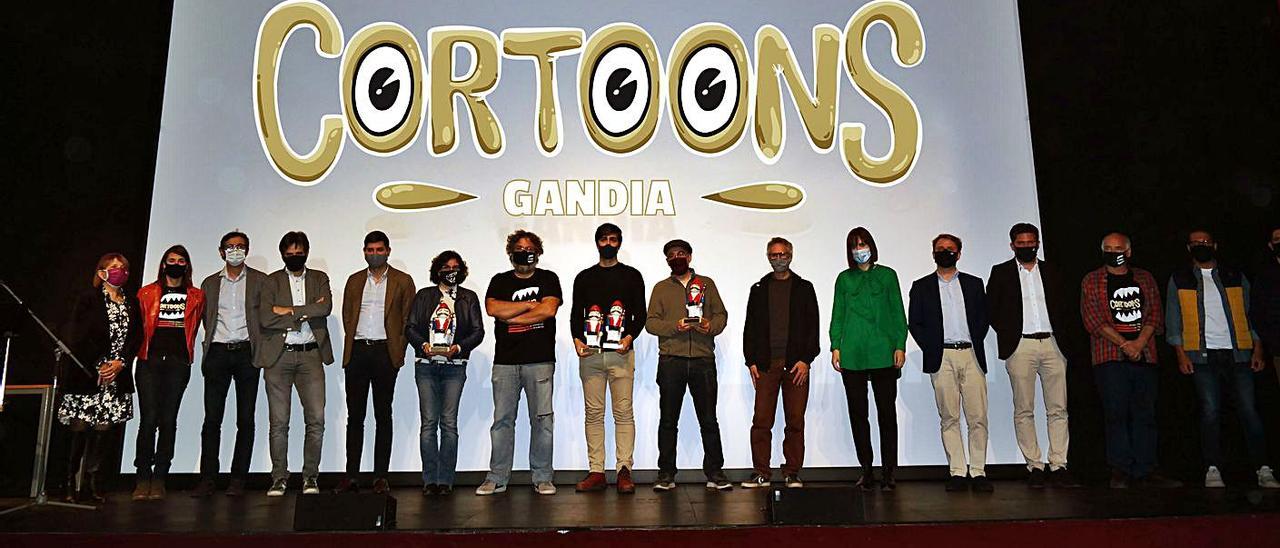 Premiados, organizadores, colaboradores y autoridades en la foto de clausura del festival. | FOTOS: CORTOONS