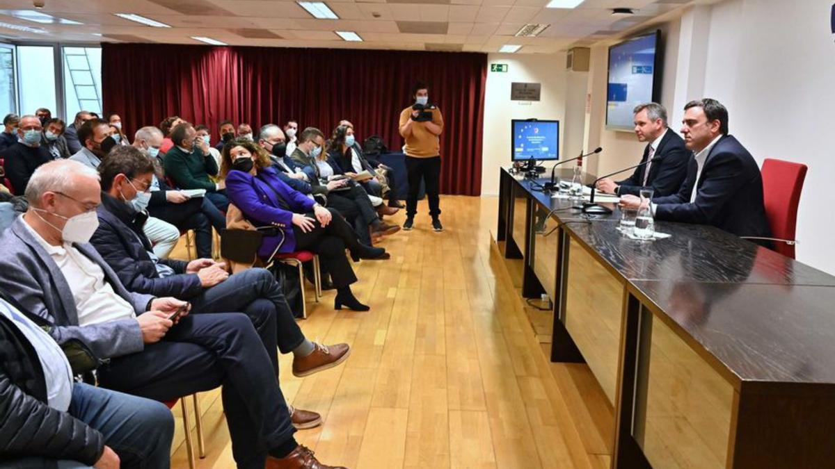 Miñones y Formoso, con alcaldes y concejales de A Coruña.   | // L. O.