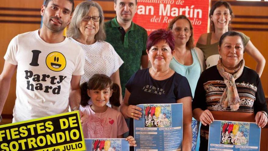 Los miembros de la Sociedad de Festejos &quot;San Martín de Tours&quot;, ayer, en el Ayuntamiento.