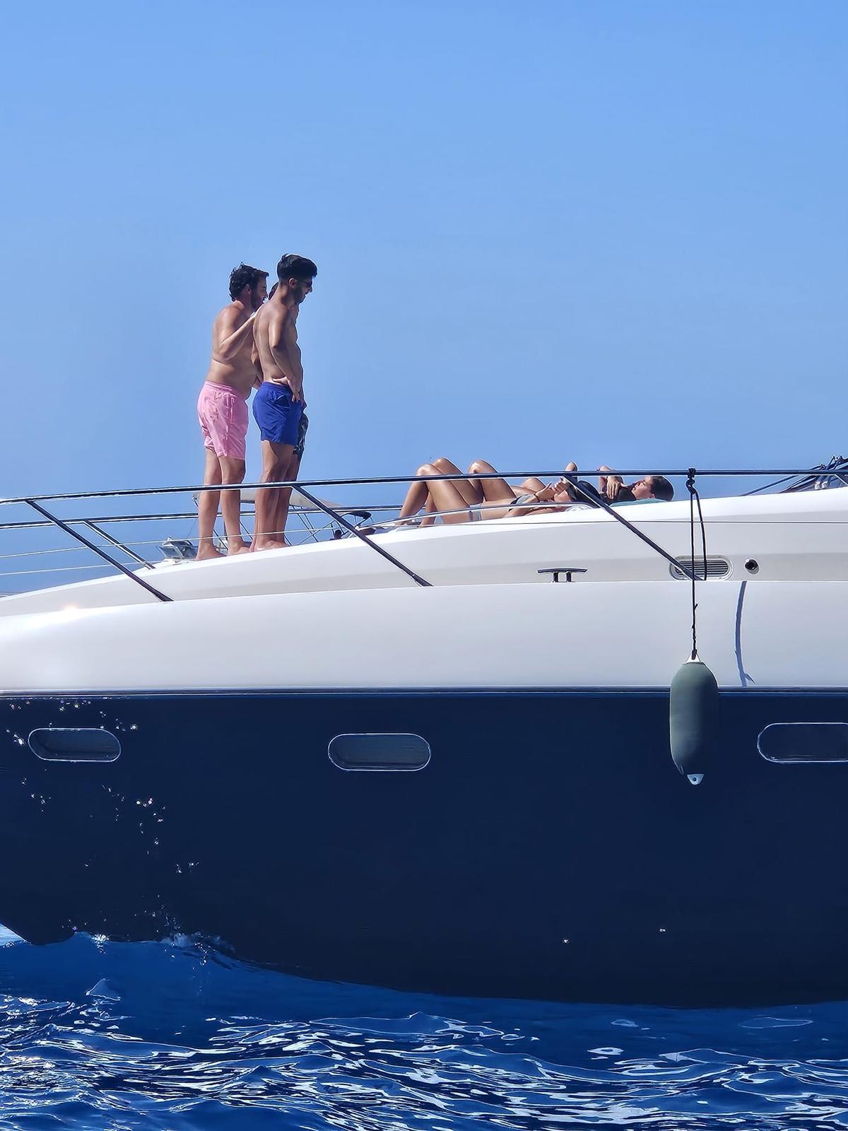 Marco Asensio navega con amigos por la costa de Andratx