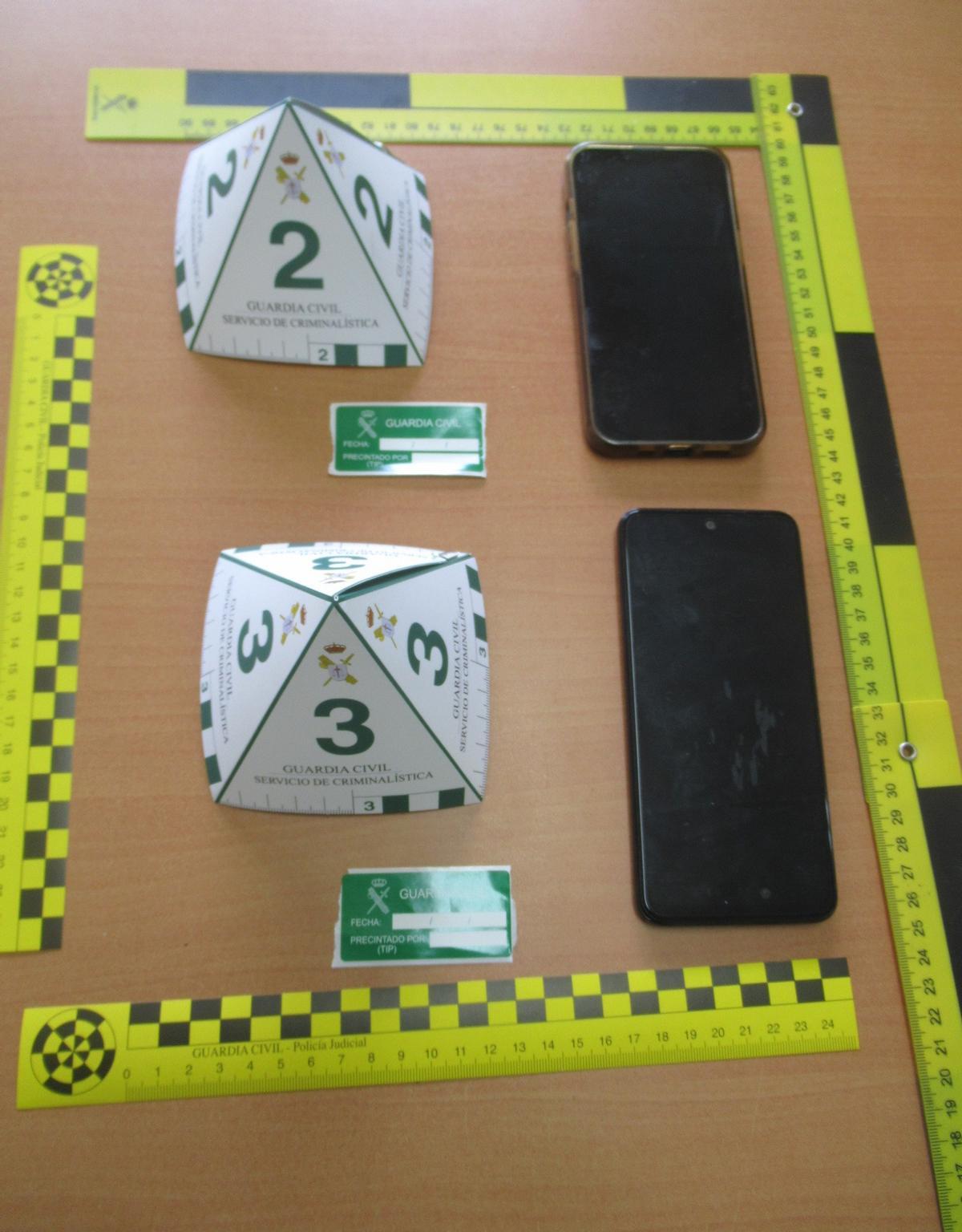 Móviles intervenidos por la Guardia Civil.