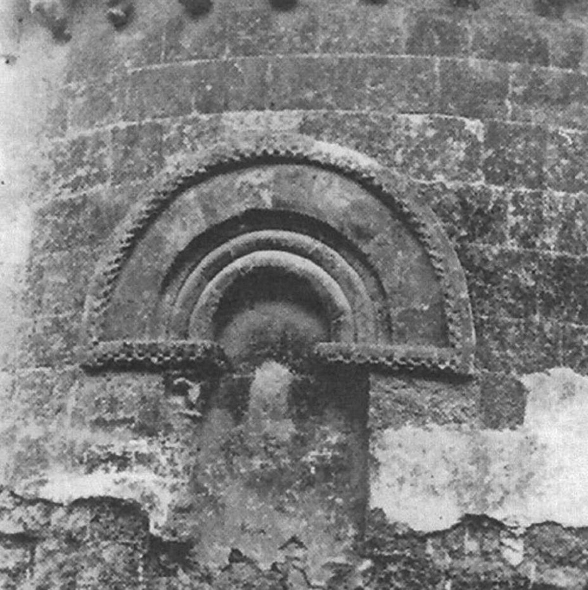 Detalle de la ventana del ábside, hace un siglo. | Cedida