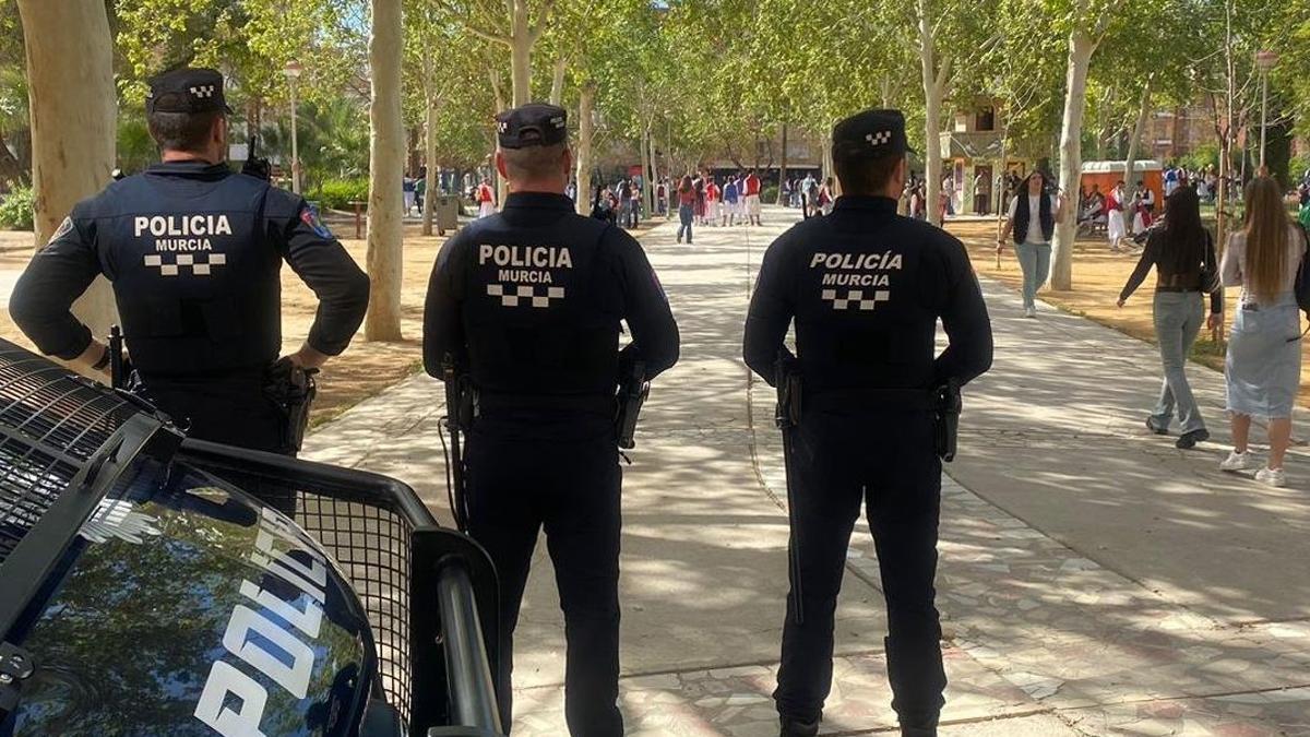 Tres agentes de la Policía Local de Murcia vigilan un jardín de la ciudad en fiestas (FOTO DE ARCHIVO).