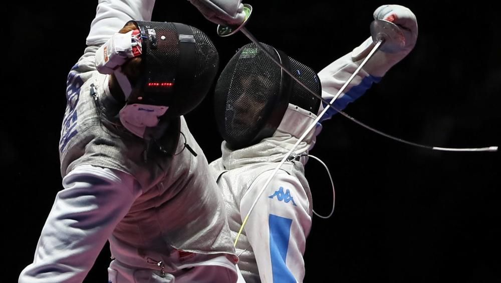 Race Imboden de EE.UU. (i) y Daniele Garozzo de Italia (d) durante el combate por la medalla de bronce de esgrima, modalidad florete por equipos.