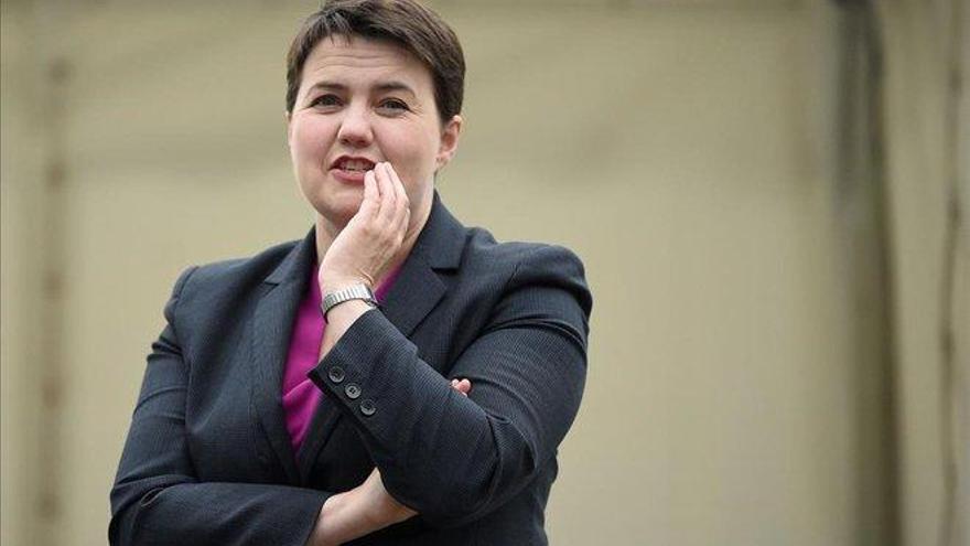 La líder conservador escocés Davidson dimite un día después de que Johnson suspenda el Parlamento