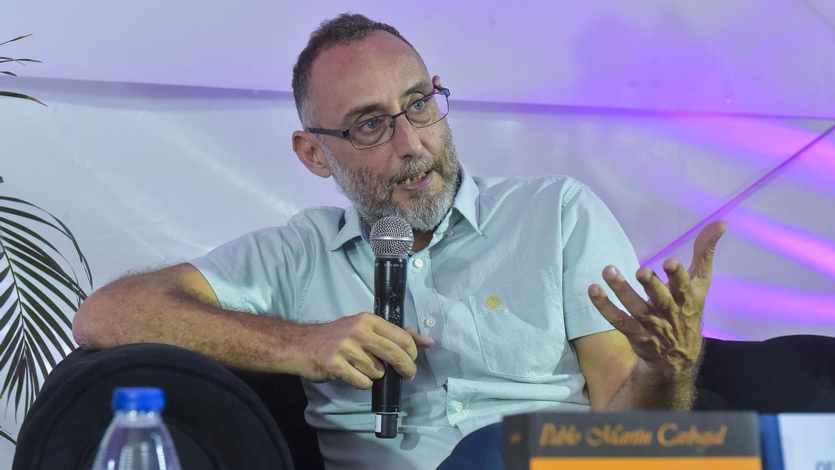 El periodista José Naranjo en la Feria del Libro de Las Palmas de Gran Canaria.