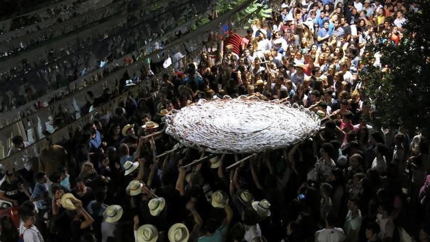 Procesiones nocturnas de ensaimadas gigantes en Porreres